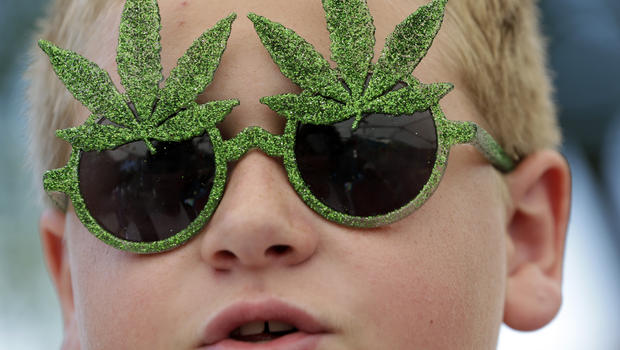 Мальчик в очках с оправой в виде конопляных листьев