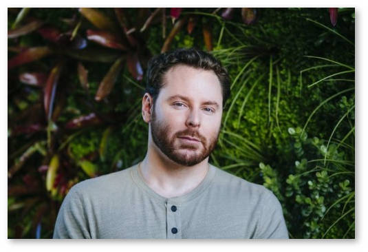 shon-parker-dal-deneg-na-issledovaniya-marihuany