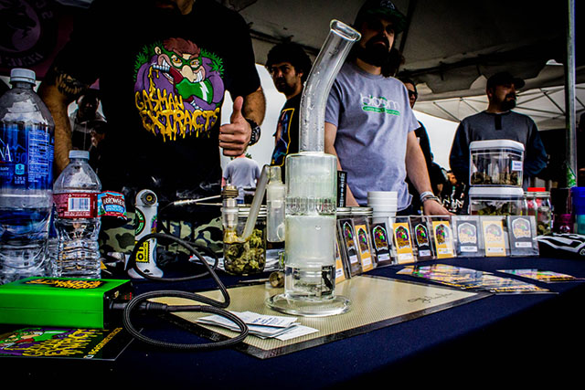 И справа, и слева торговцы нахваливают свой товар, предлагая бесплатно попробовать его