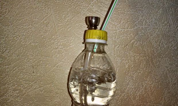Как сделать бонг из бутылки и трубки