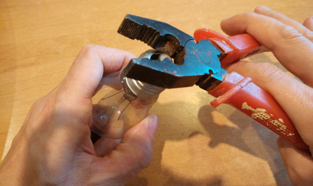 Как сделать бонг своими руками. Откусываем цоколь