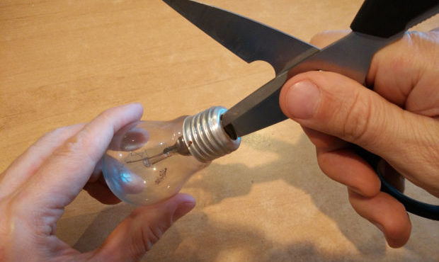 Делаем бонг в домашних условиях. Разрушаем внутренности цоколя