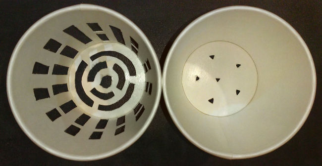 Чтобы не шокировать корни автоцветущей конопли при пересадке, прорезаем в дне и стенках стаканчика щели