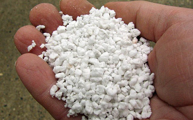 Чтобы корни марихуаны лучше дышали, добавляйте в почву или кокосовую койру агроперлит