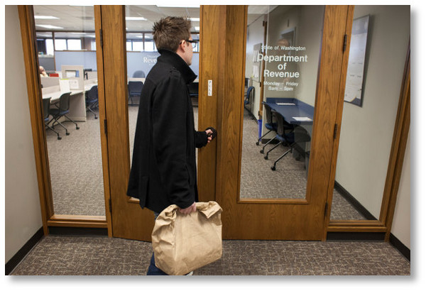 cannabis-enterpreneur-paying-taxes-in-cash