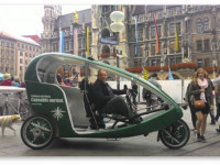 На прошедшем октоберфесте пьяных отвозили домой на велотакси с надписью "Конопля это нормально"