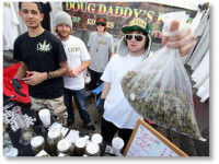 На конопляном фестивале в Лос-Анджелесе идет бойкая торговля