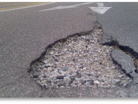 Губернатор Род-Айленда готов легализовать коноплю, чтобы привести в порядок дороги